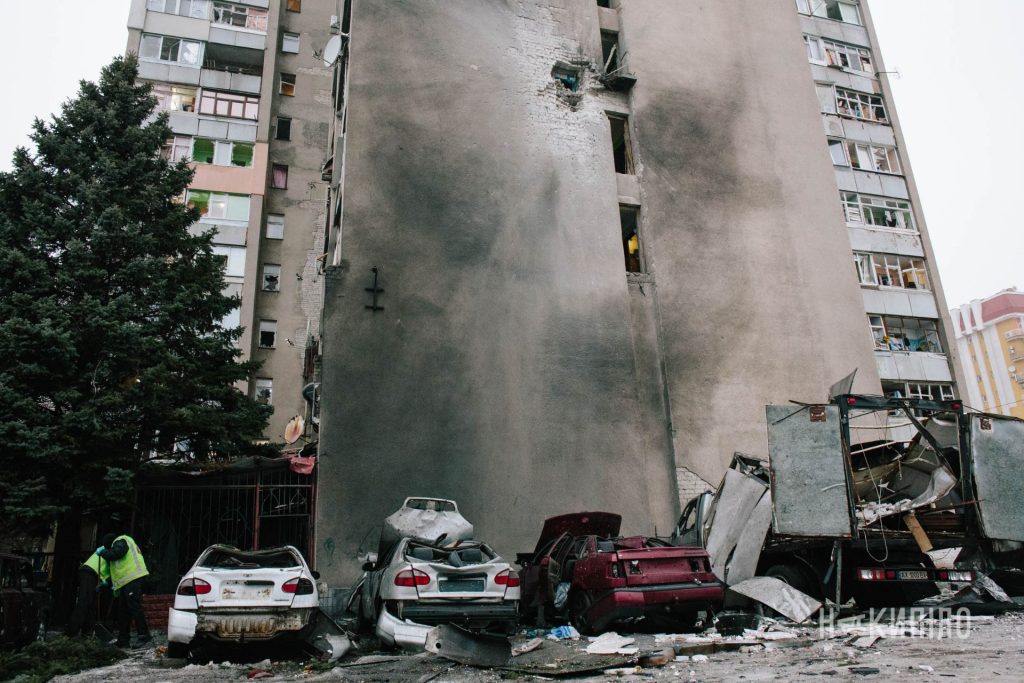 Наслідки масованої атаки на Харків автівки після російського обстрілу, будинок з влучанням