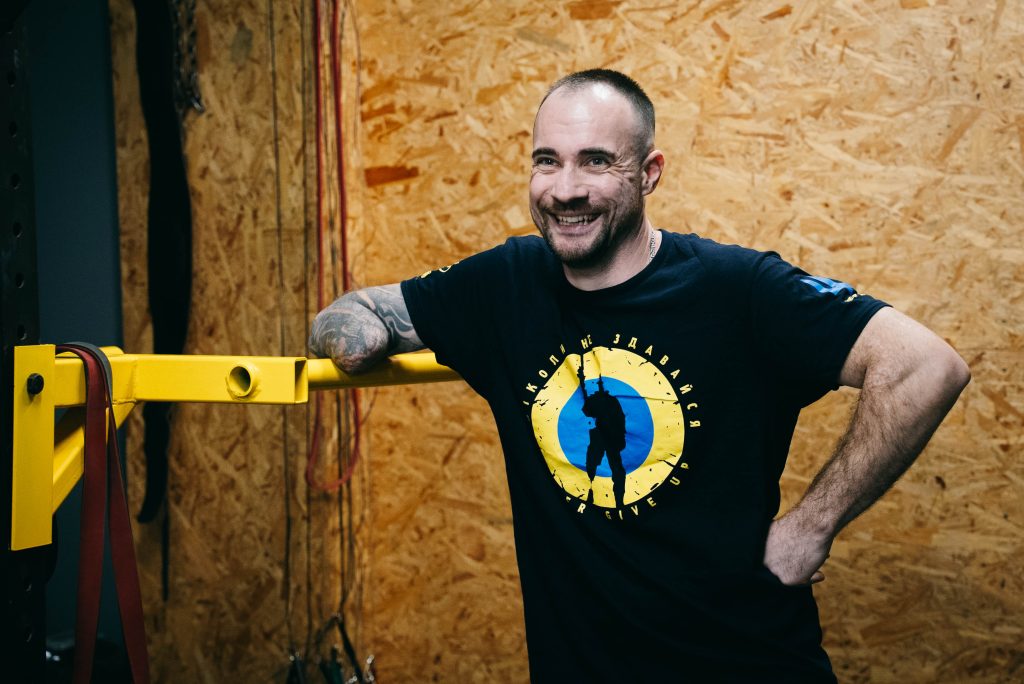 Як у Харкові проводять тренування для ветеранів після важких поранень 3 Військовий з ампутацією руки на тренуванні в залі