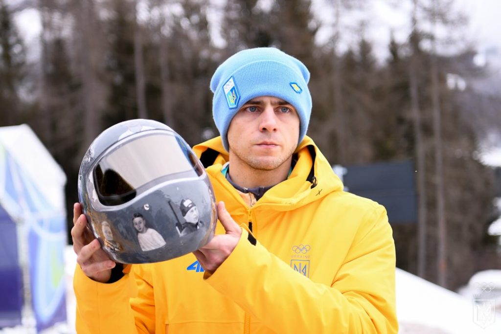 Суд у Мілані відкхилив позов Владислава Гераскевича Український скелетоніст Владислав Гераскевич тримає «Шолом памʼяті»