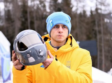 Український скелетоніст Владислав Гераскевич тримає «Шолом памʼяті»