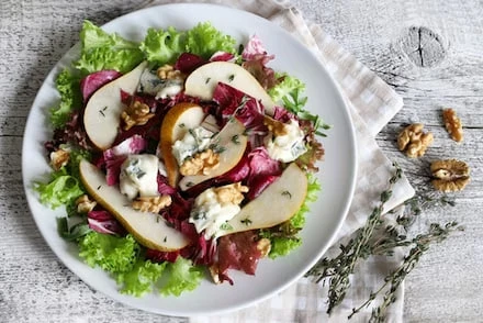 Салат з грушею і горгонзолою: феєрія вишуканих смаків
Салат з грушею і горгонзолою