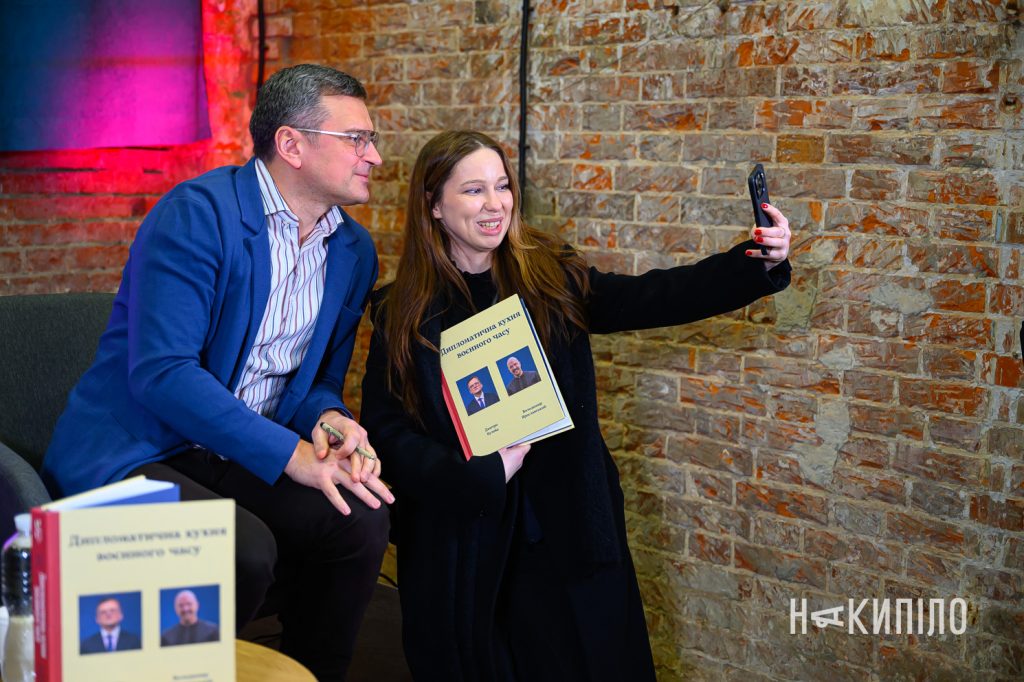 Харків'яни мали змогу поговорити з Дмитром Кулебою. Фоторепортаж Дмитро Кулеба,15 лютого 2026 року, презентація книги «Дипломатична кухня воєнного часу» ,DRUK,фото:Ігор Лептуга