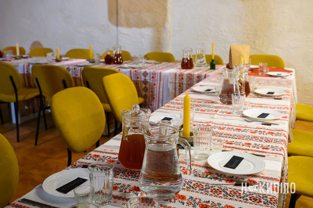 Харків'яни мали змогу поговорити з Дмитром Кулебою. Фоторепортаж благодійна вечеря в межах збору «Накипіло» та «Повернись Живим» за участі Дмитра Кулеби, «Благовіщенський Курінь», вул Різдвяна, 33, 15 лютого 2026 року, фото: Ігор Лептуга