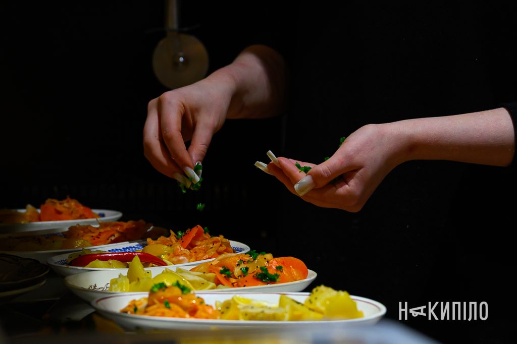 Харків'яни мали змогу поговорити з Дмитром Кулебою. Фоторепортаж благодійна вечеря в межах збору «Накипіло» та «Повернись Живим» за участі Дмитра Кулеби, «Благовіщенський Курінь», вул Різдвяна, 33, 15 лютого 2026 року, фото: Ігор Лептуга