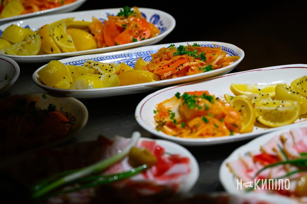 Харків'яни мали змогу поговорити з Дмитром Кулебою. Фоторепортаж благодійна вечеря в межах збору «Накипіло» та «Повернись Живим» за участі Дмитра Кулеби, «Благовіщенський Курінь», вул Різдвяна, 33, 15 лютого 2026 року, фото: Ігор Лептуга