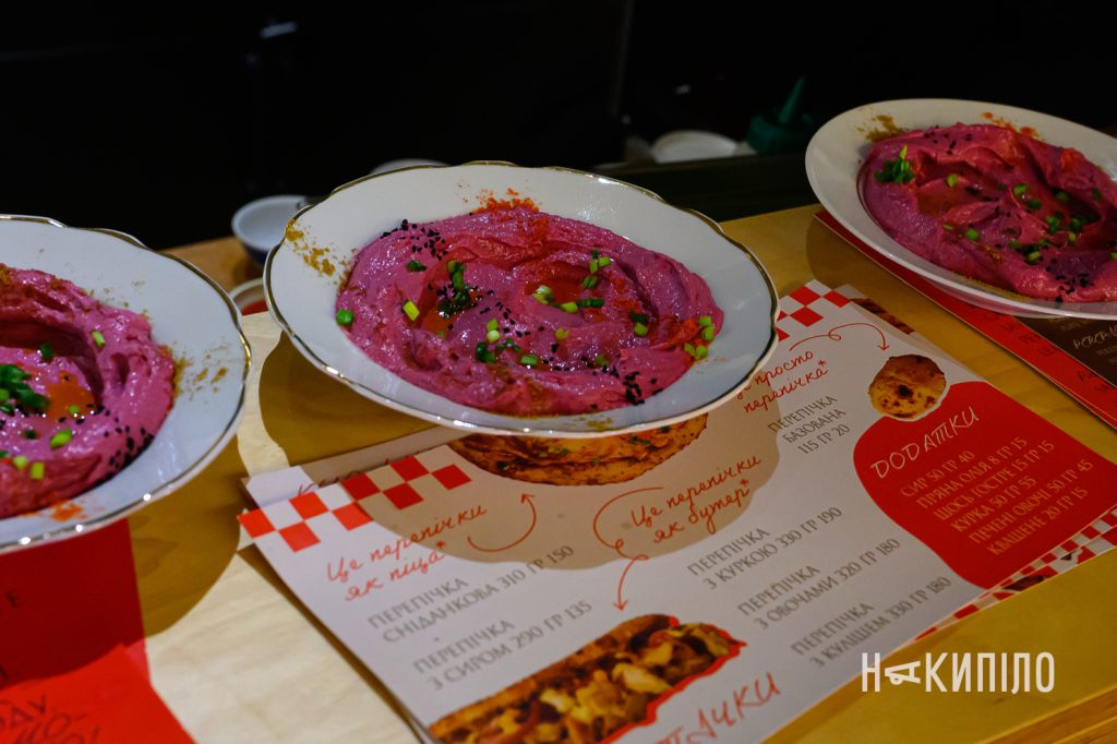 Харків'яни мали змогу поговорити з Дмитром Кулебою. Фоторепортаж благодійна вечеря в межах збору «Накипіло» та «Повернись Живим» за участі Дмитра Кулеби, «Благовіщенський Курінь», вул Різдвяна, 33, 15 лютого 2026 року, фото: Ігор Лептуга