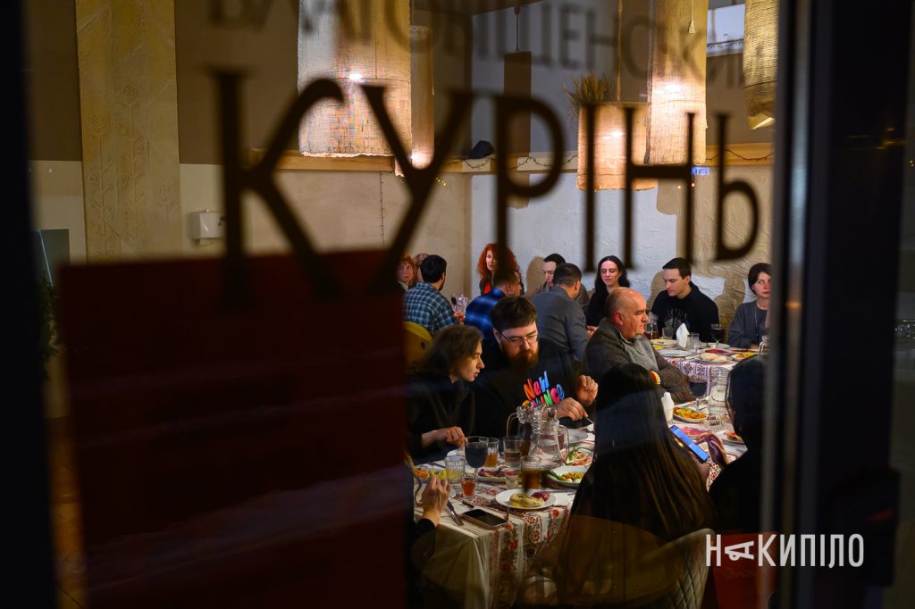 Харків'яни мали змогу поговорити з Дмитром Кулебою. Фоторепортаж благодійна вечеря в межах збору «Накипіло» та «Повернись Живим» за участі Дмитра Кулеби, «Благовіщенський Курінь», вул Різдвяна, 33, 15 лютого 2026 року, фото: Ігор Лептуга