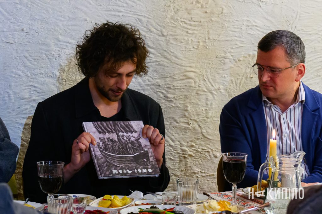 Харків'яни мали змогу поговорити з Дмитром Кулебою. Фоторепортаж благодійна вечеря в межах збору «Накипіло» та «Повернись Живим» за участі Дмитра Кулеби, «Благовіщенський Курінь», вул Різдвяна, 33, 15 лютого 2026 року, фото: Ігор Лептуга