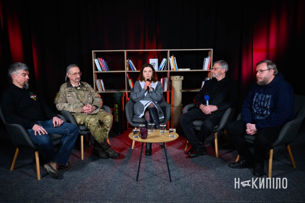 Тоді почалася війна. У Харкові згадали Майдан і Небесну Сотню Дискусія про Євромайдан,Володимир Чистилін, координатор харківського Євромайдану, заслужений журналіст України, громадський активіст,Олесь Штефчук, учасник обох Майданів, організатор харківського ВелоМайдану,Леонід Онищенко, учасник обох Майданів, науковий співробітник, капітан Збройних сил Отець Віктор Маринчак, настоятель храму Іоанна Богослова Православної церкви України, духівник харківського Євромайдану Модераторка — Аліка Піхтерева, журналістка «Накипіло»,фото:Ігор Лептуга