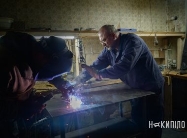 Двоє чоловіків зварюють металеву конструкцію в майстерн Фото:Лептуга Ігор