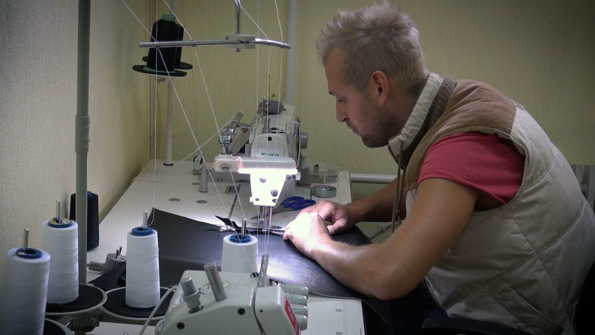 «Я народився глухим, і мені ніколи не було цікаво, як щось звучить», — дизайнер Тарнавський Нечуючий дизайнер Олег Тарнавський