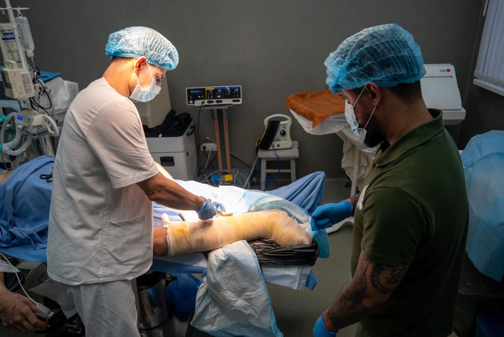 Історія порятунку бійця Артема із Часового Яру Лікарі, харківський шпиталь, операція.