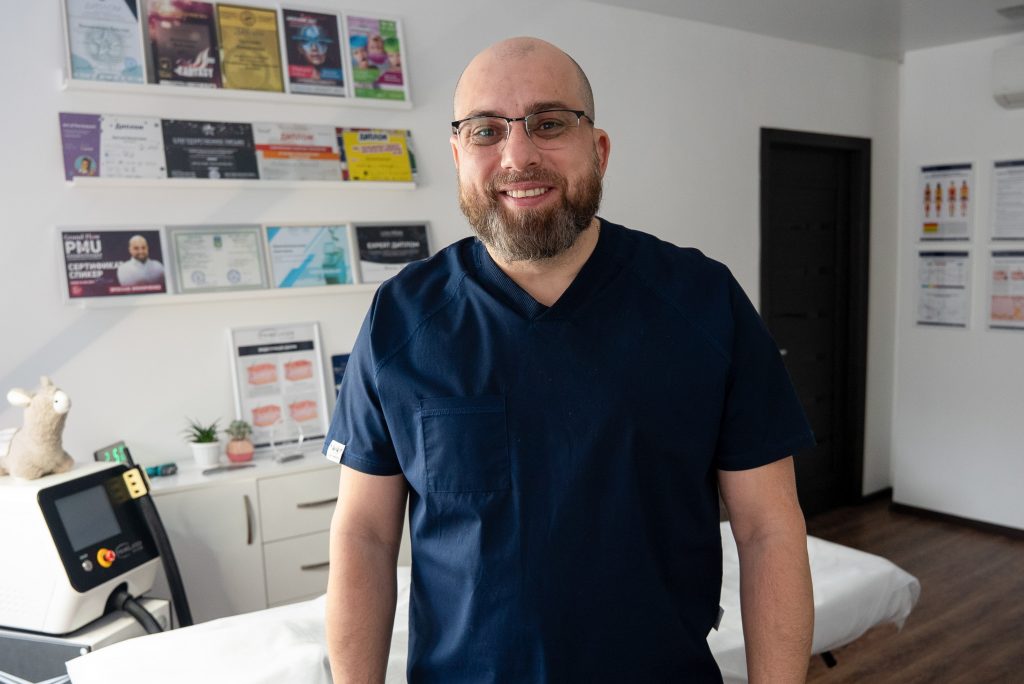 Стерти сліди війни: як харківський тату-майстер допомагає постраждалим від обстрілів майстер з видалення перманенту й татуйовань Ярослав Вінніченко