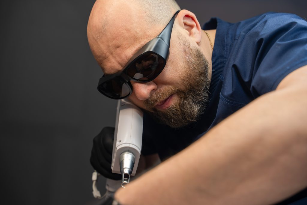 Стерти сліди війни: як харківський тату-майстер допомагає постраждалим від обстрілів майстер з видалення перманенту й татуйовань Ярослав Вінніченко