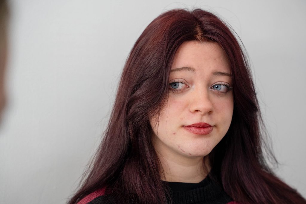 Стерти сліди війни: як харківський тату-майстер допомагає постраждалим від обстрілів дівчина Дарʼя