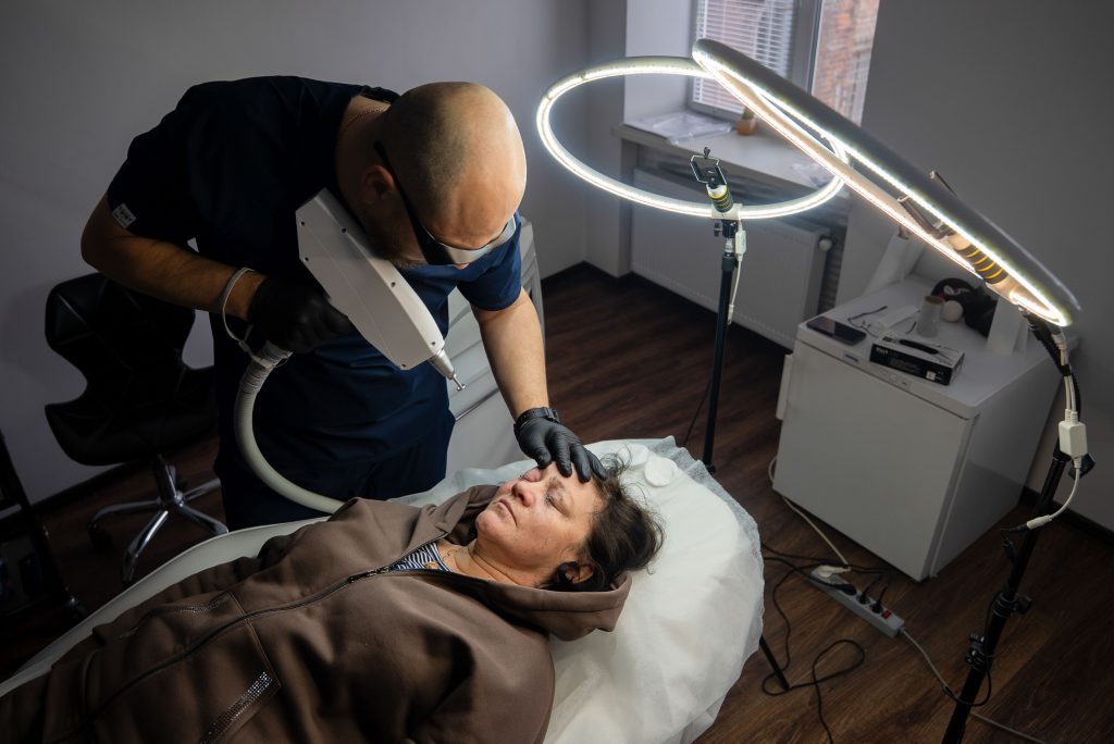 Стерти сліди війни: як харківський тату-майстер допомагає постраждалим від обстрілів майстер з видалення перманенту й татуйовань Ярослав Вінніченко та пацієнтка