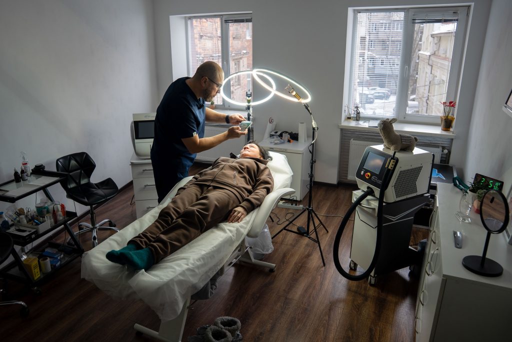 Стерти сліди війни: як харківський тату-майстер допомагає постраждалим від обстрілів майстер з видалення перманенту й татуйовань Ярослав Вінніченко та пацієнтка Олена Зеленська