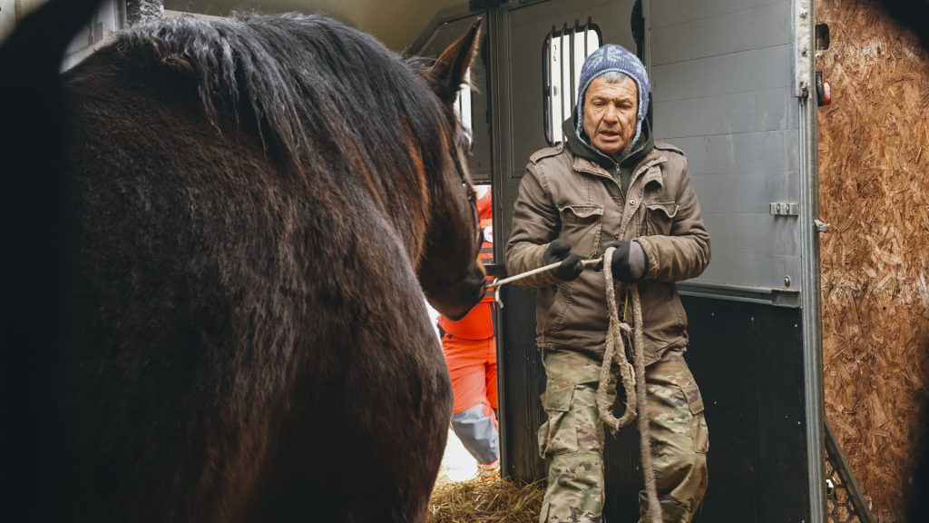 Як рятували коней з-під ворожих обстрілів Леонтій Бугайчук з конем