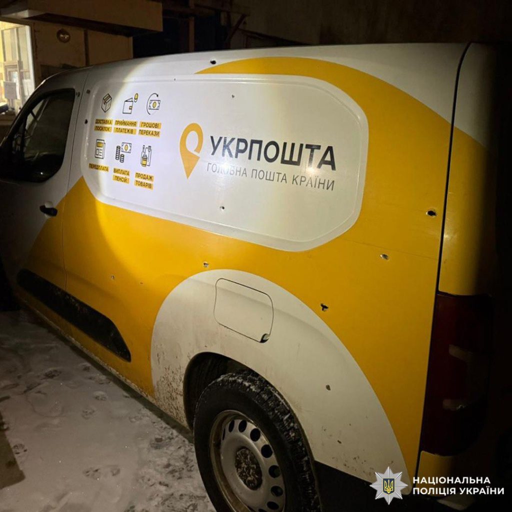 На Харківщині росія атакувала приватні будинки та авто «Укрпошти» На Харківщині росія атакувала приватні будинки та авто «Укрпошти»