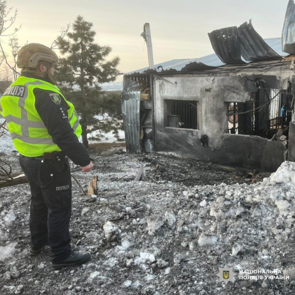 Корівник, п‘ять авто й оселі атакували БпЛА на Харківщині Корівник, п‘ять авто й оселі атакували БпЛА на Харківщині