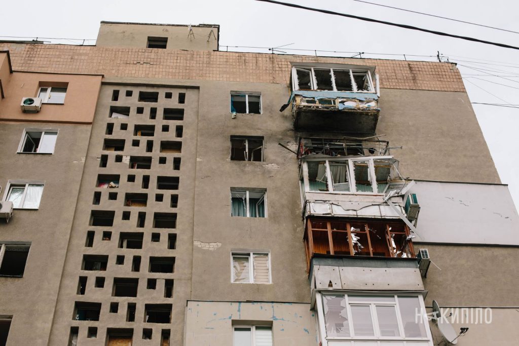 росіяни вдарили по багатоповерхівці в Харкові. Фоторепортаж багатоповерхівка, Шевченківський район, наслідки обстрілу