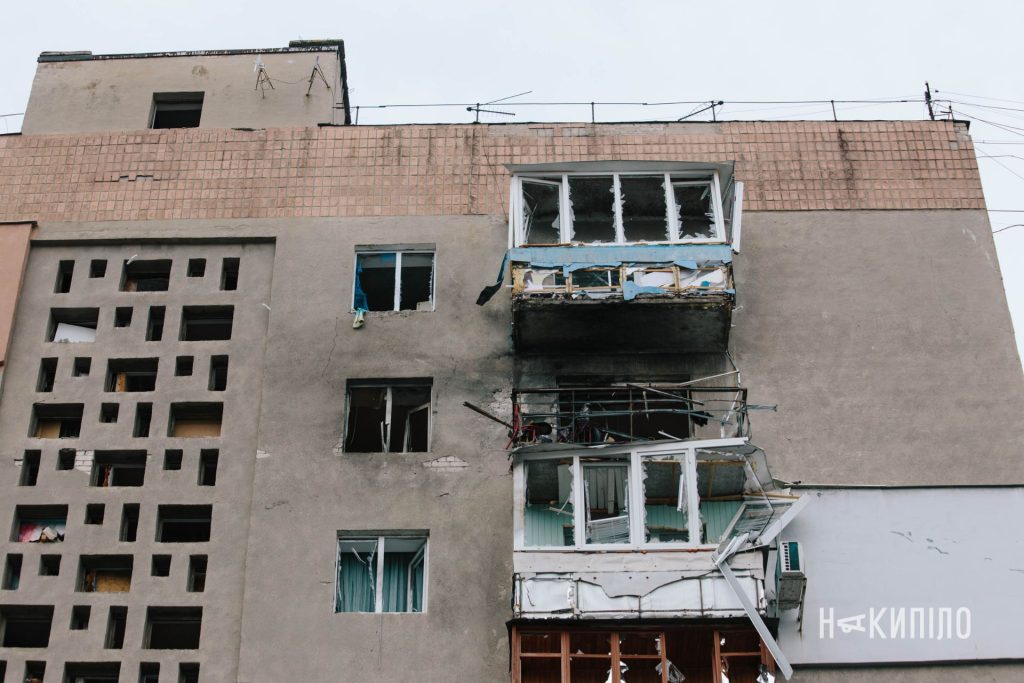 росіяни вдарили по багатоповерхівці в Харкові. Фоторепортаж багатоповерхівка, Шевченківський район, наслідки обстрілу