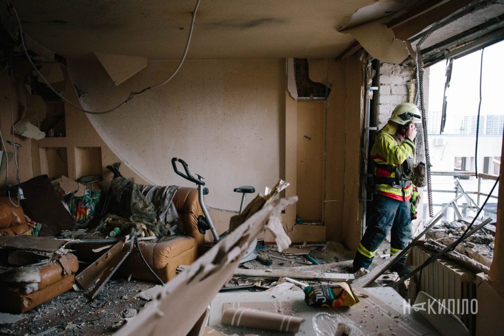 росіяни вдарили по багатоповерхівці в Харкові. Фоторепортаж багатоповерхівка, Шевченківський район, наслідки обстрілу
