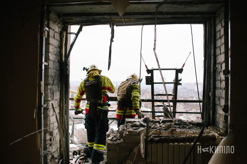росіяни вдарили по багатоповерхівці в Харкові. Фоторепортаж багатоповерхівка, Шевченківський район, наслідки обстрілу