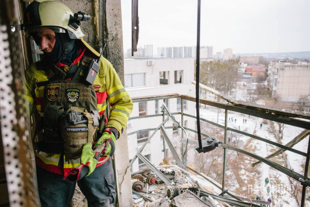 росіяни вдарили по багатоповерхівці в Харкові. Фоторепортаж багатоповерхівка, Шевченківський район, наслідки обстрілу