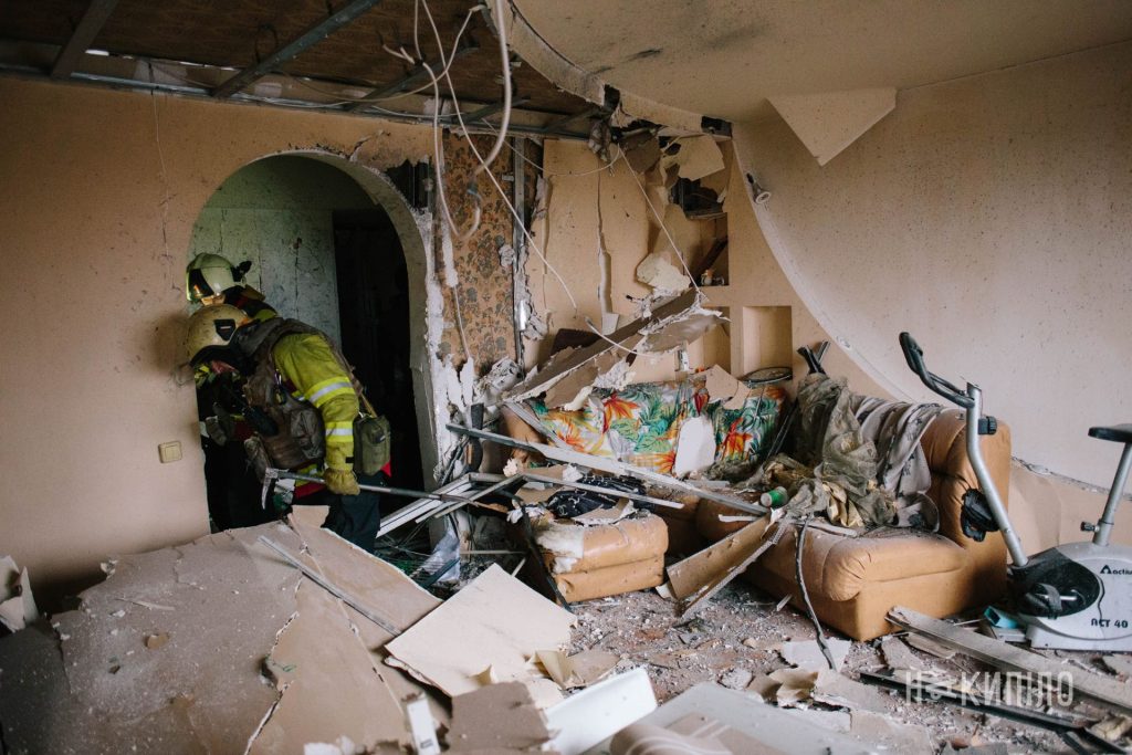 росіяни вдарили по багатоповерхівці в Харкові. Фоторепортаж обстріл, зруйнована квартира