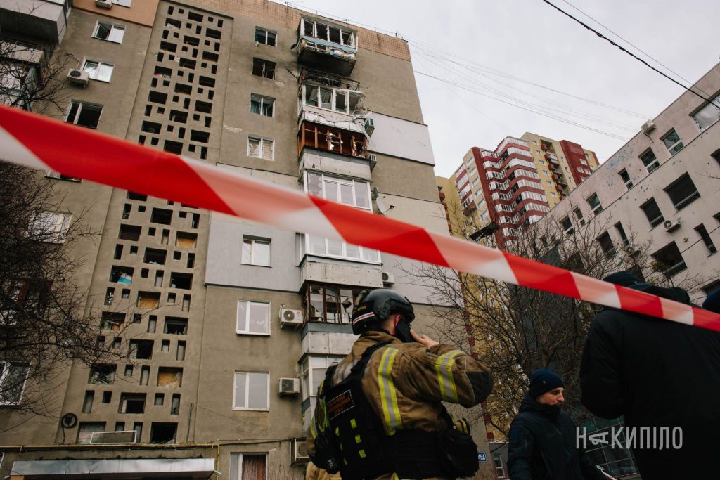 росіяни вдарили по багатоповерхівці в Харкові. Фоторепортаж багатоповерхівка, Шевченківський район, наслідки обстрілу