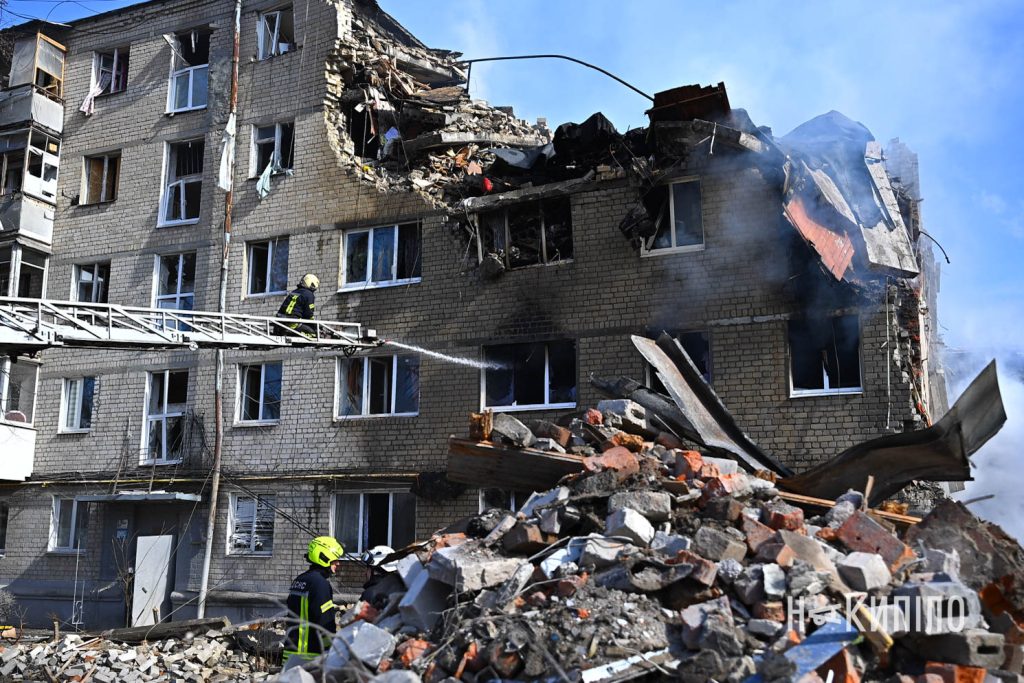 11 загиблих, 16 поранених: наслідки удару по Харкову 11 загиблих, 16 поранених: наслідки удару по Харкову