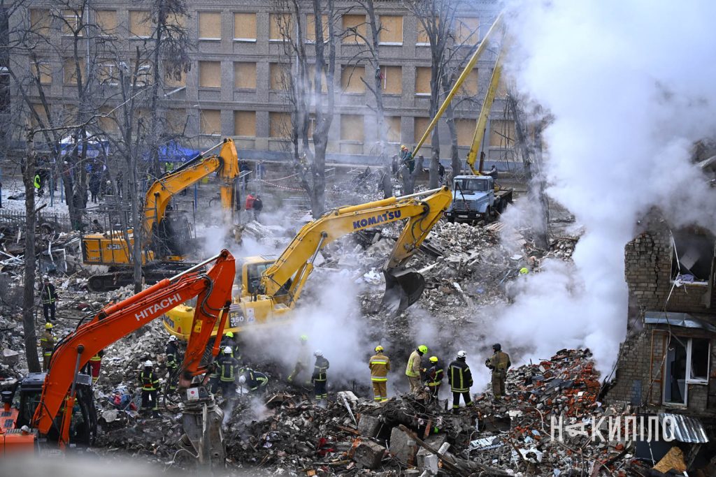 11 загиблих, 16 поранених: наслідки удару по Харкову 11 загиблих, 16 поранених: наслідки удару по Харкову
