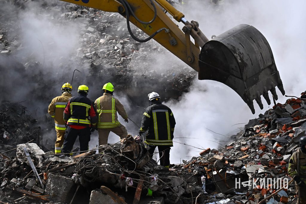 11 загиблих, 16 поранених: наслідки удару по Харкову 11 загиблих, 16 поранених: наслідки удару по Харкову