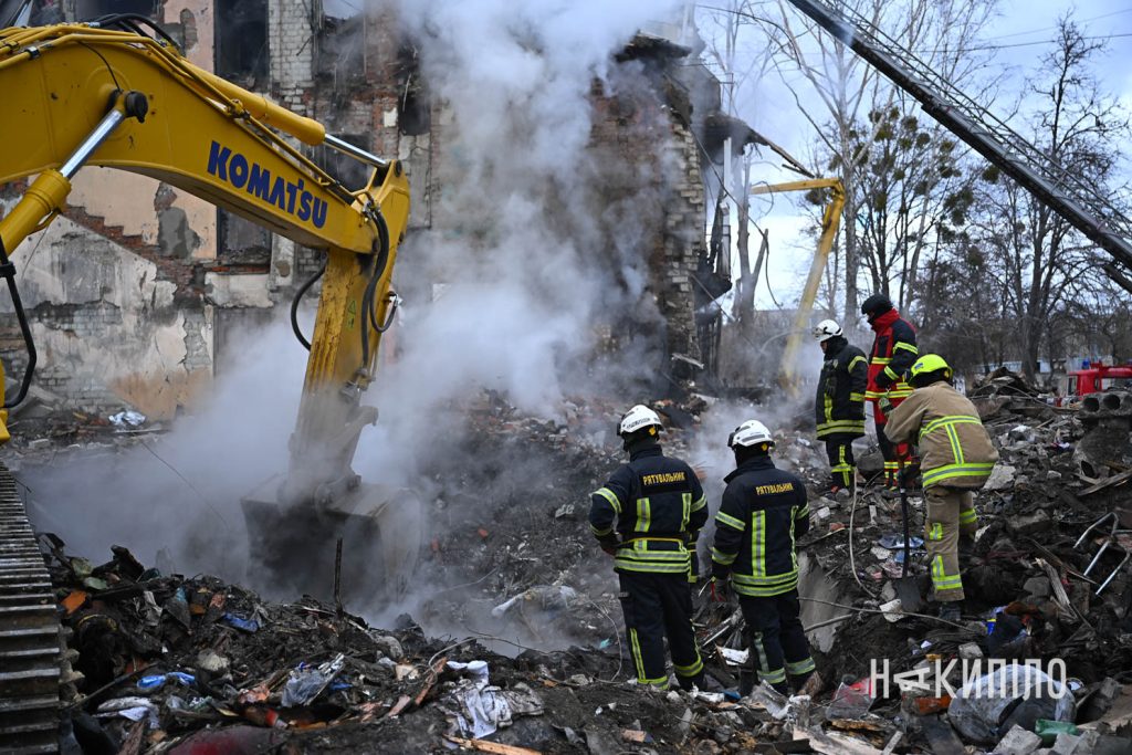 11 загиблих, 16 поранених: наслідки удару по Харкову 11 загиблих, 16 поранених: наслідки удару по Харкову