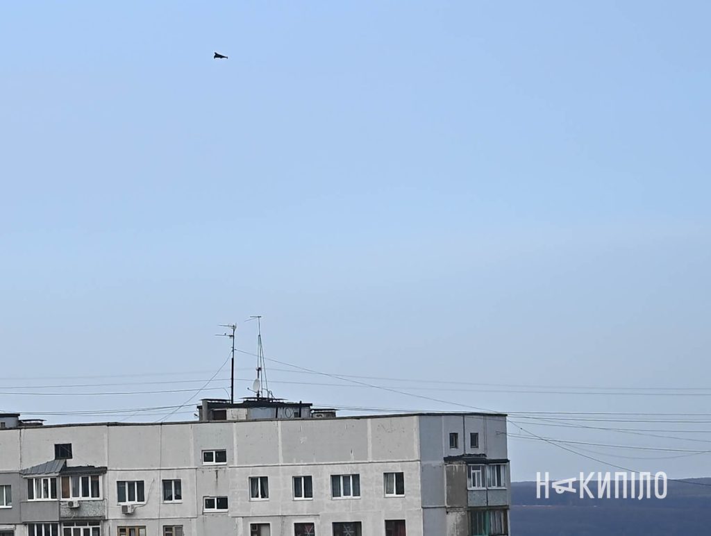 росіяни вдарили по Харкову «шахедами». Фоторепортаж Шахед над містом, над Харковом, фото Лептуга Ігор