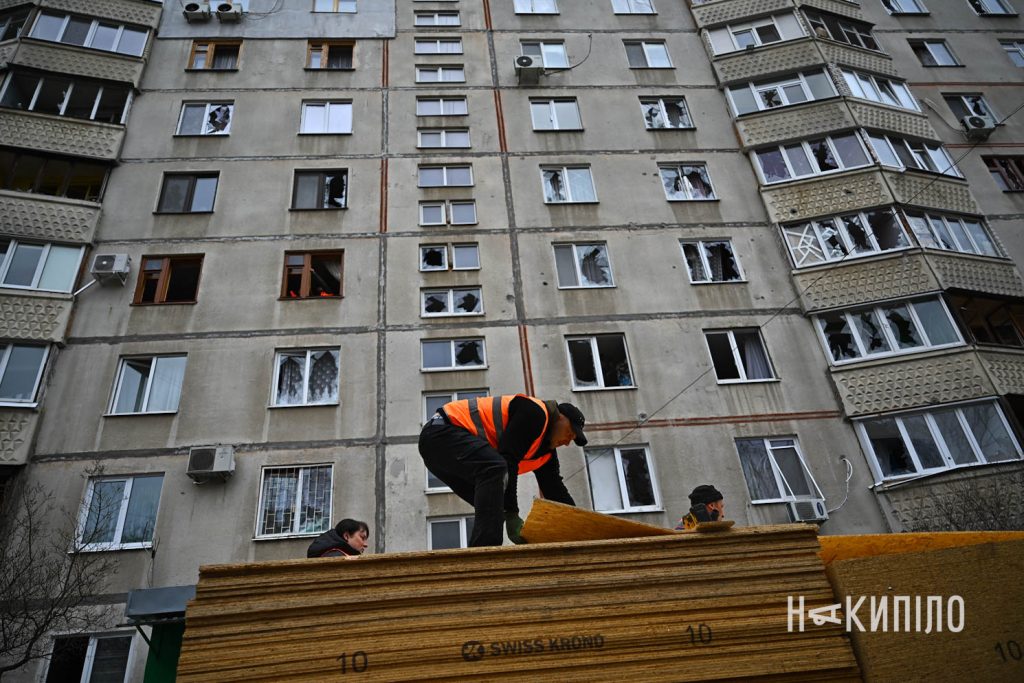 російські війська вдарили «шахедами» по Харкову. Фоторепортаж Пошкоджений будинок у Харкові