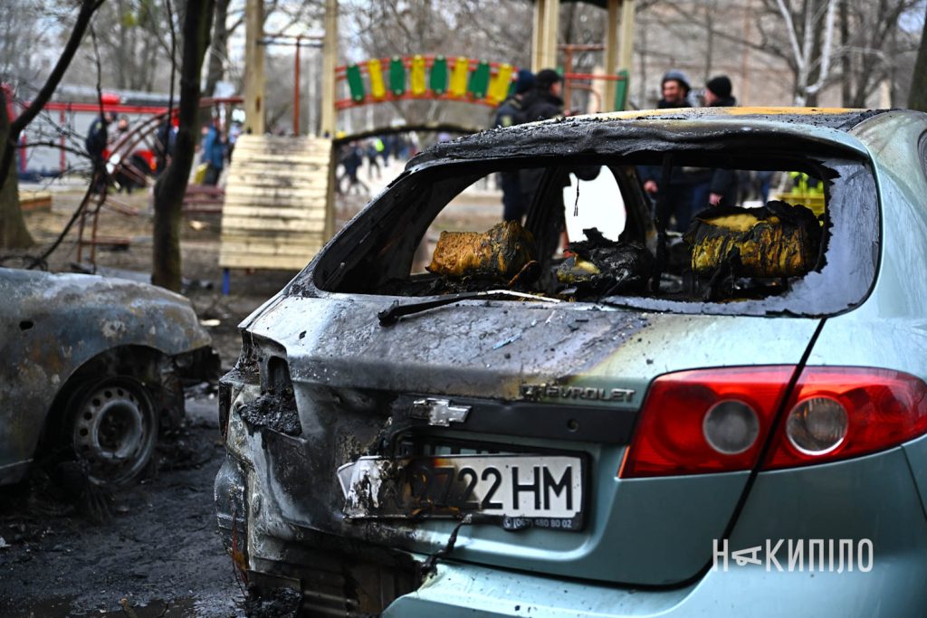російські війська вдарили «шахедами» по Харкову. Фоторепортаж Пошкоджене внаслідок обстрілу авто в Харкові