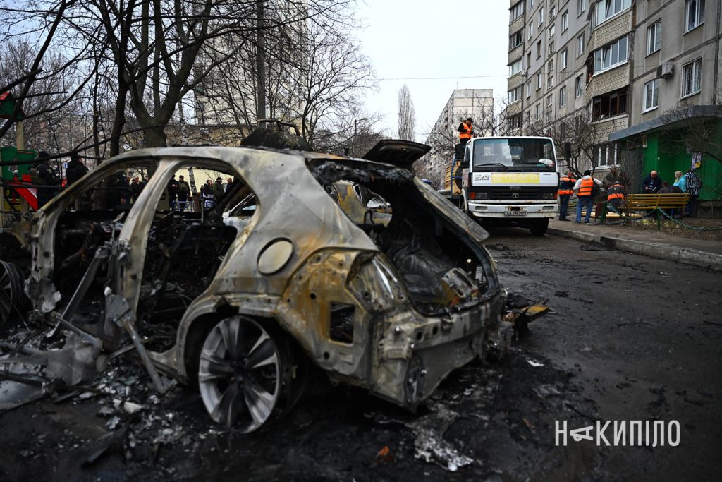 російські війська вдарили «шахедами» по Харкову. Фоторепортаж Пошкоджене внаслідок обстрілу авто в Харкові