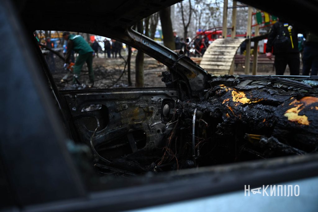 російські війська вдарили «шахедами» по Харкову. Фоторепортаж Пошкоджене внаслідок обстрілу авто в Харкові