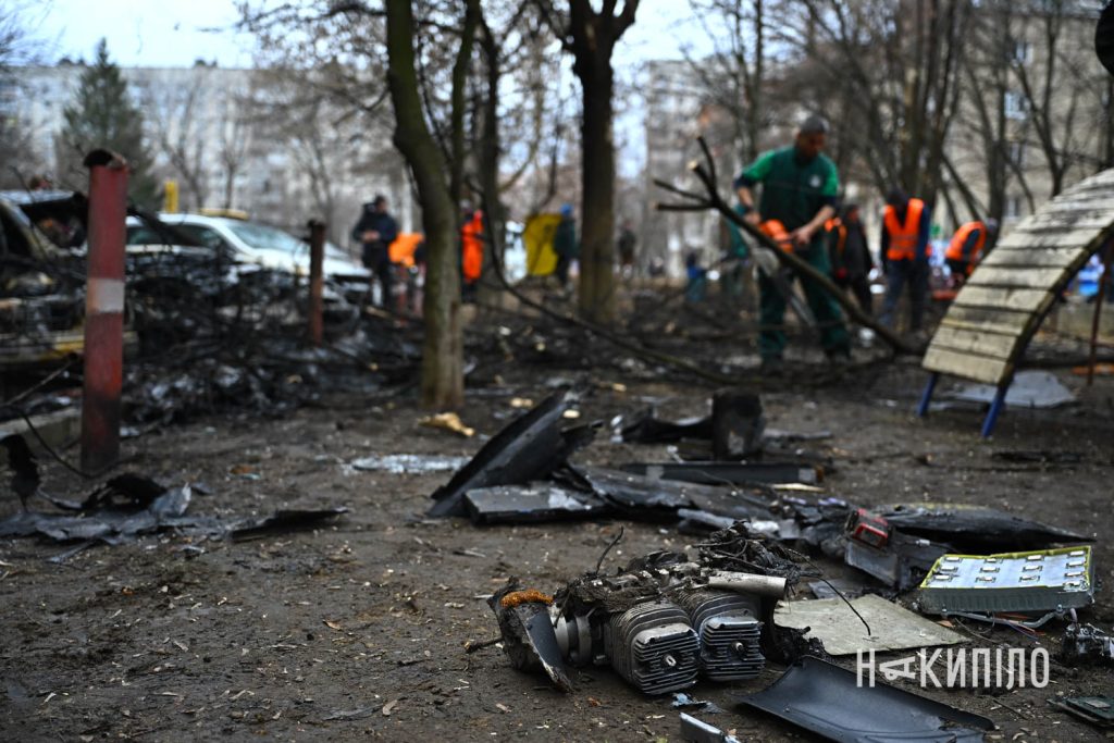 російські війська вдарили «шахедами» по Харкову. Фоторепортаж Уламки дрона, який поцілив біля багатоповерхівки в Харкові