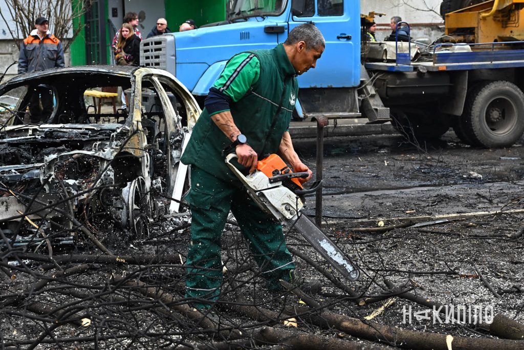 російські війська вдарили «шахедами» по Харкову. Фоторепортаж У Харкові усувають наслідки обстрілу