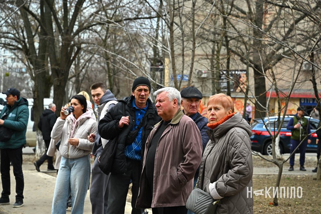 російські війська вдарили «шахедами» по Харкову. Фоторепортаж У Харкові усувають наслідки обстрілу