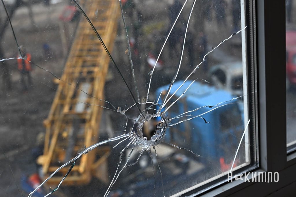 російські війська вдарили «шахедами» по Харкову. Фоторепортаж Пробите уламком вікно будинку в Харкові