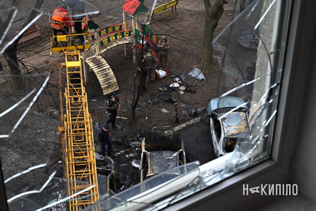 російські війська вдарили «шахедами» по Харкову. Фоторепортаж У Харкові усувають наслідки обстрілу