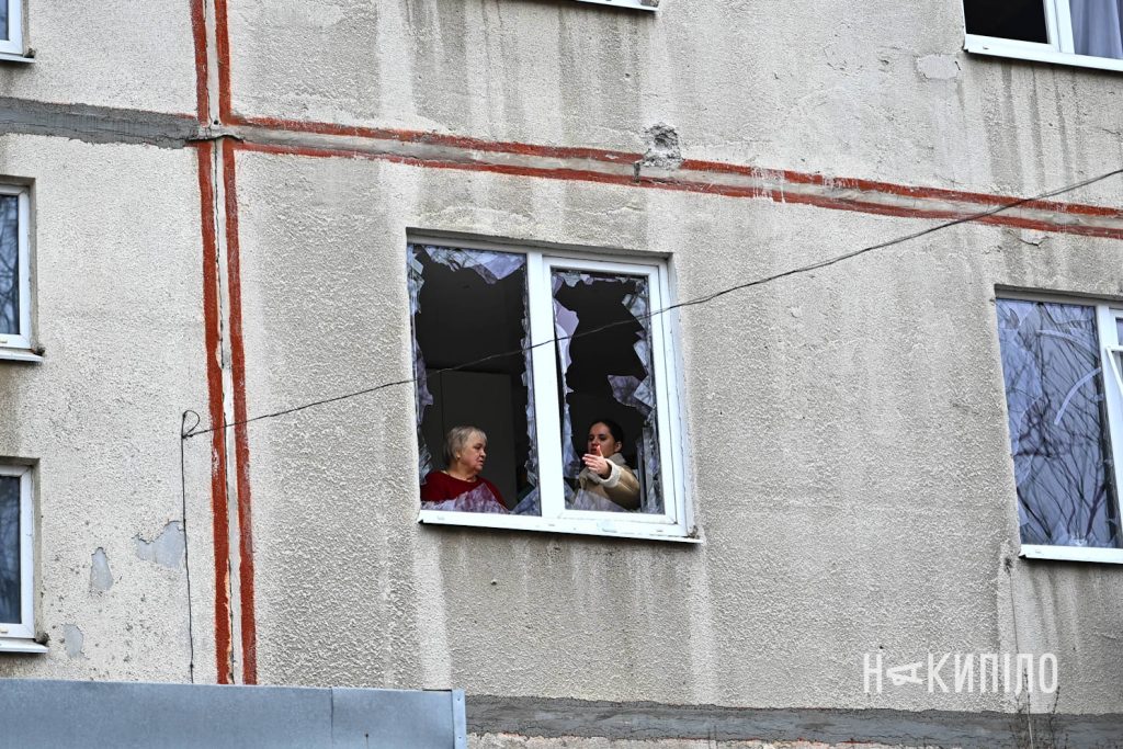 російські війська вдарили «шахедами» по Харкову. Фоторепортаж У Харкові усувають наслідки обстрілу
