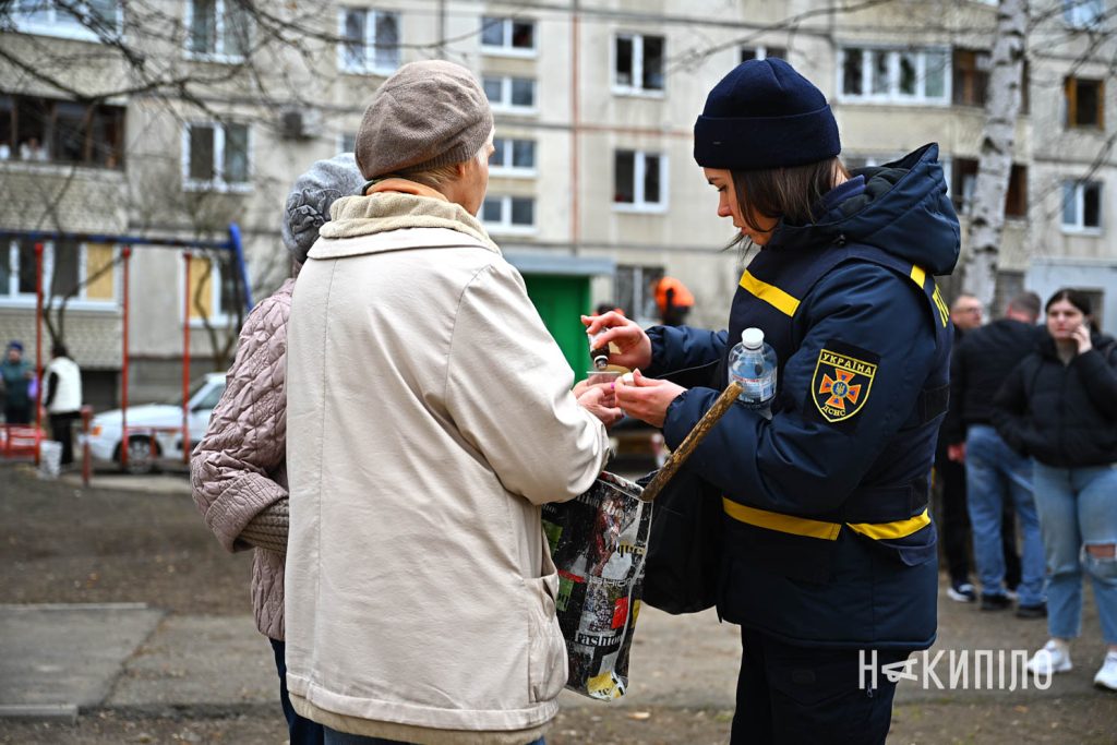 російські війська вдарили «шахедами» по Харкову. Фоторепортаж ДСНС допомагає людям на місці обстрілу