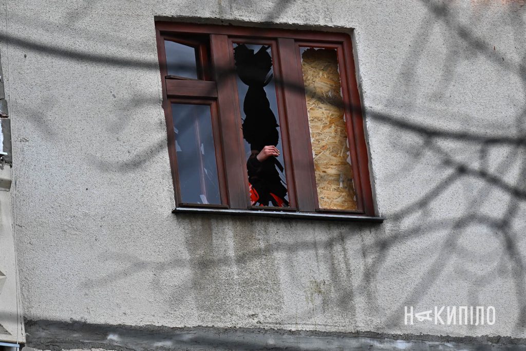 російські війська вдарили «шахедами» по Харкову. Фоторепортаж Пошкоджене внаслідок вибуху вікно у Харкові