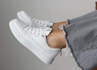 Білі кеди: як зберегти ідеальну чистоту взуття весною