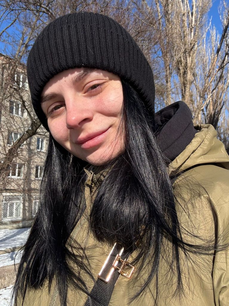 «Ми чітко знаємо, для чого ми тут», — медикиня 3 роти Karakurt Colony Третьої ОШБр Соня Соня, дівчина на вулиці, селфі